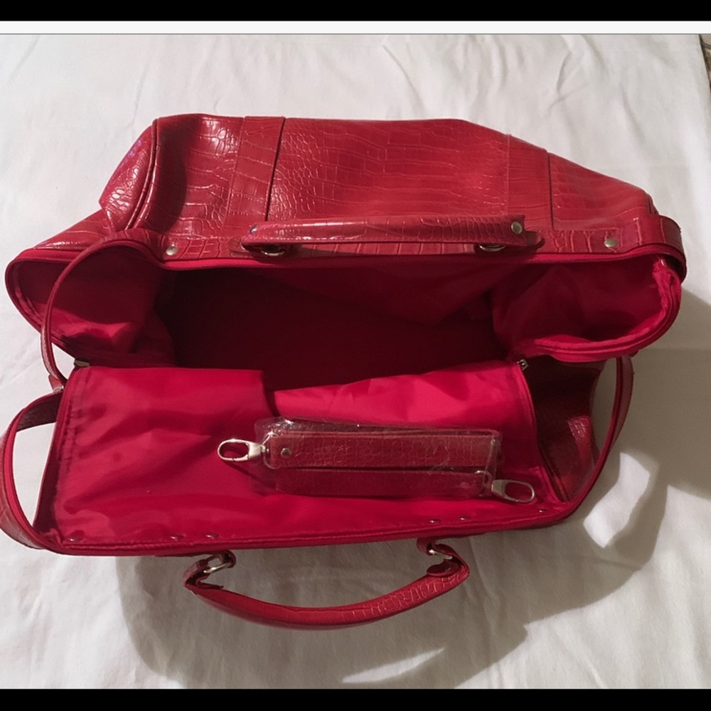 Red Weekender carry on bag - Picture 4 of 8